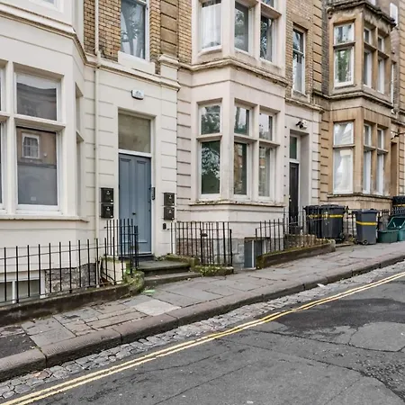 Loft In Historic Building In Quiet Setting شقة بريستول