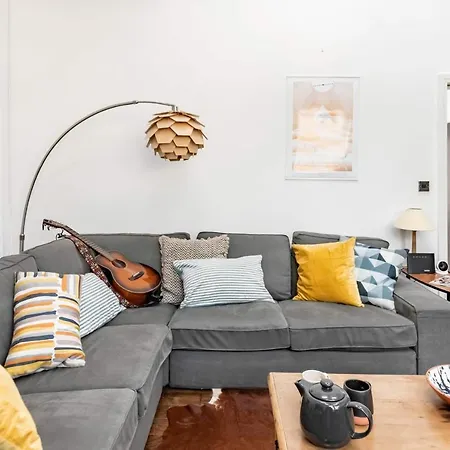 شقة Loft In Historic Building In Quiet Setting بريستول
