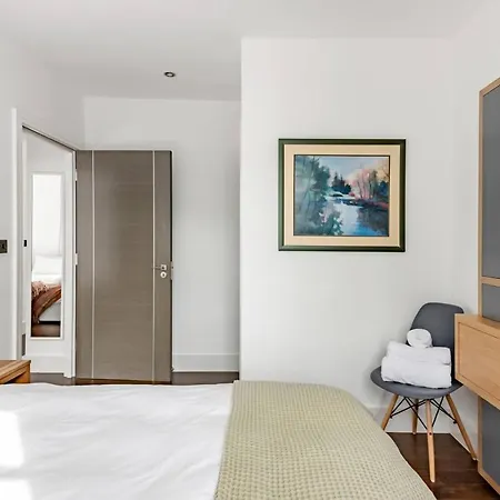 Loft In Historic Building In Quiet Setting شقة بريستول