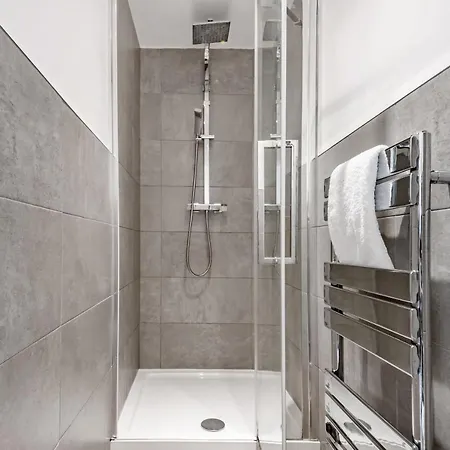 Loft In Historic Building In Quiet Setting شقة بريستول